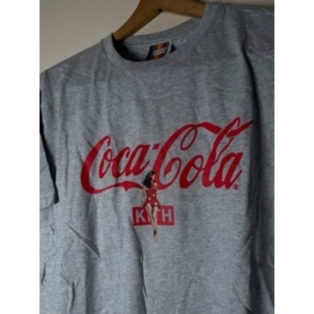 Kith Coca-Cola‎ Pin-Up HULA Girl Heather Gray Graphic T-Shirt, Men's Small NWT